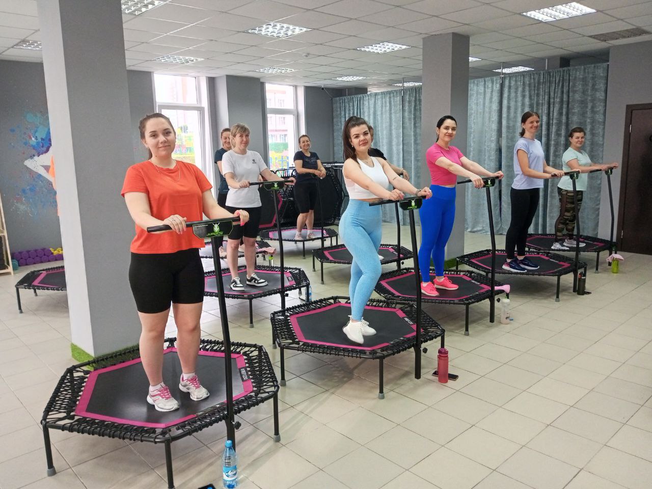 Красноярск Джампинг фитнес (Jumping Fitness) - жиросжигающие тренировки для  женщин на батутах